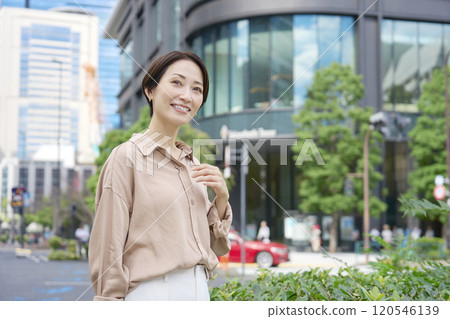Female portrait in the city 120546139