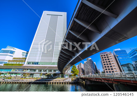 Yokohama cityscape in Japan in November. A city with a pedestrian bridge... View of Yokohama City Hall, etc. = November 24th Yokohama cityscape in Japan in November. A city with a pedestrian bridge... View of Yokohama City Hall, etc. = November 24th 120546145
