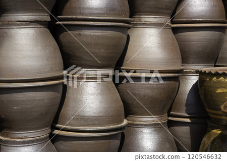 Ceramic plant pots at flower market 120546632