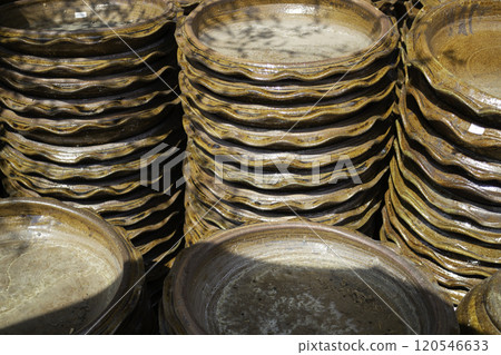 Ceramic plant pots at flower market 120546633