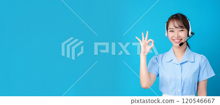 一名20多歲的女接線生做出了「OK」的手勢。 120546667