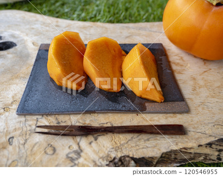 Enjoying sweet and delicious autumn persimmons 120546955
