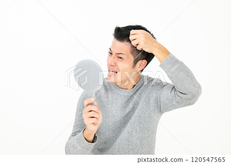 一個照鏡子時關心自己頭髮的男人 一個照鏡子時關心自己頭髮的男人 120547565