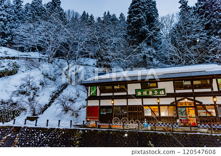 山形縣銀山溫泉的冬景 120547608