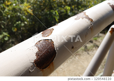 扶手有油漆剝落和生鏽 120548110