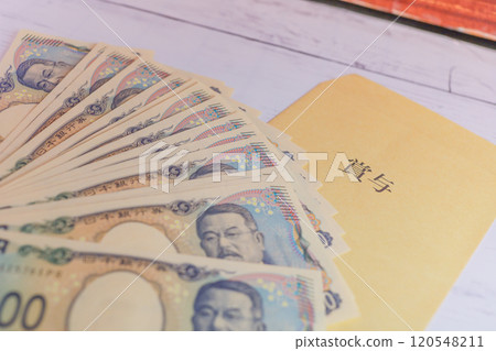 New banknotes and bonus envelopes 120548211