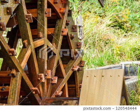Autumn scenery of the watermill 120548444