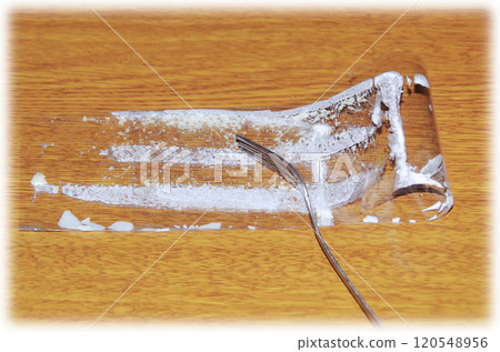 從脆餅上取下的薄膜，折疊後用叉子按壓，內側附著有白色奶油的狀態。 120548956