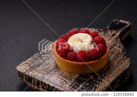 Sweet tartlet with raspberries and cream 120550840