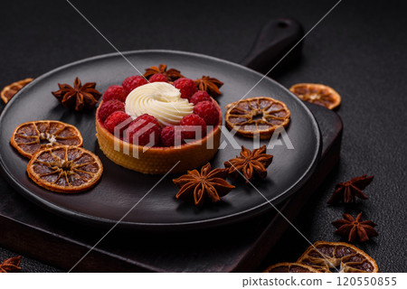 Sweet tartlet with raspberries and cream 120550855