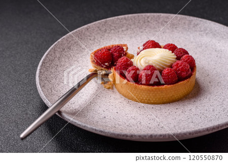 Sweet tartlet with raspberries and cream 120550870