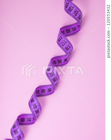 Bright purple tape measure on violet background with copyspace 120553432