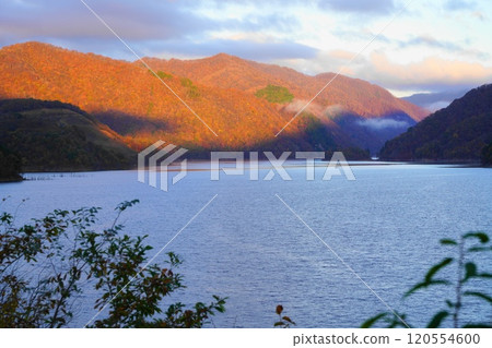 Mountains at sunrise at Tokuyama Dam in late autumn 120554600
