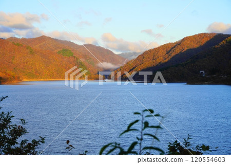 深秋德山大壩日出時的山脈 深秋德山大壩日出時的山脈 120554603