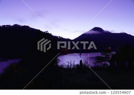 深秋德山水壩湖日出前 深秋德山水壩湖日出前 120554607