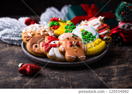 Christmas homemade gingerbread cookies with icing 120554992