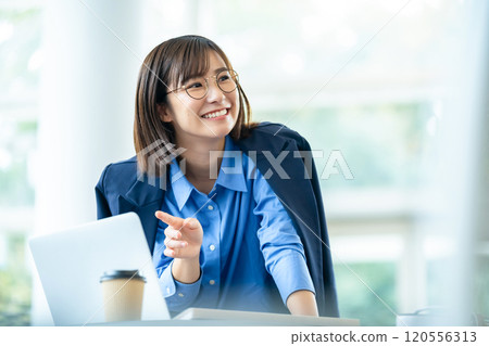 woman working on a computer 120556313