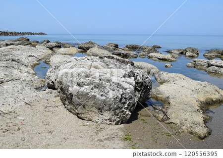 Rock landscape on the Yunohama coast 120556395