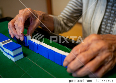 senior playing mahjong 120557393