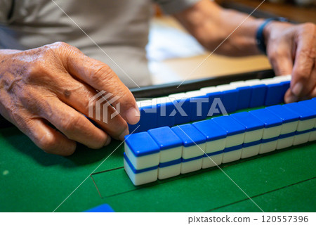 senior playing mahjong 120557396