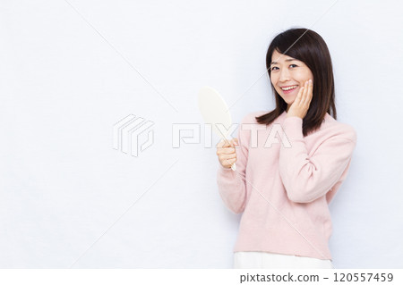 中年婦女檢查她的皮膚 120557459