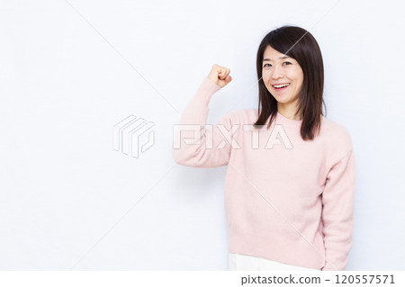 膽量姿勢的女人 120557571