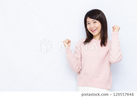 Woman in guts pose 120557648