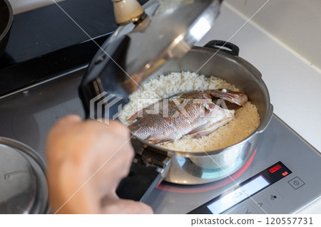 用壓力鍋做鯛魚飯 用壓力鍋做鯛魚飯 120557731