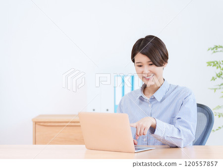 研究計算機的婦女 研究計算機的婦女 120557857