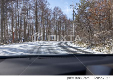從汽車行駛在積雪的道路上看到的景色 120557942