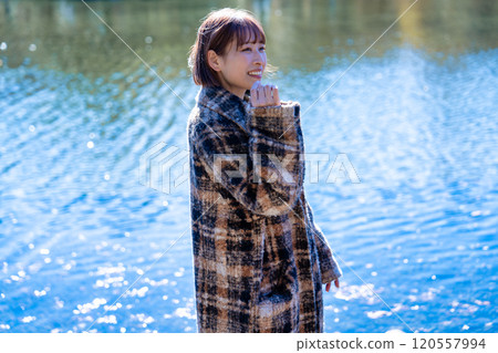 漫步穿過秋冬公園的年輕女子 120557994