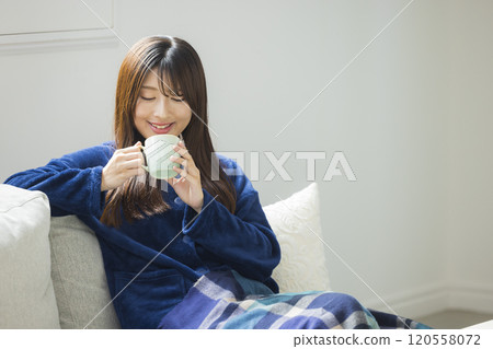 年輕女子在房間裡放鬆 120558072