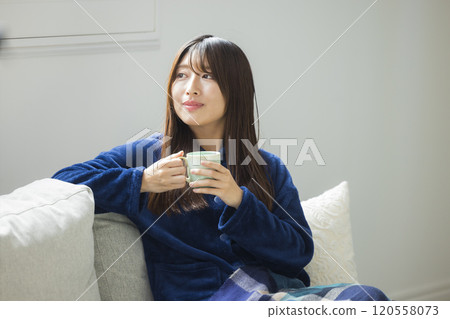 年輕女子在房間裡放鬆 120558073