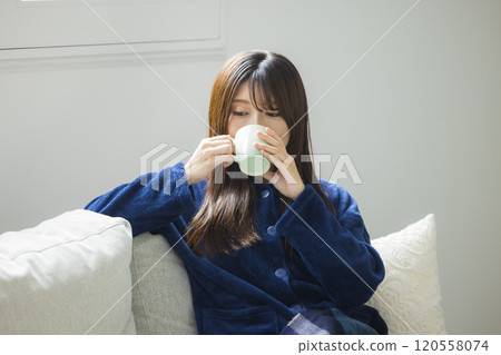 年輕女子在房間裡放鬆 120558074