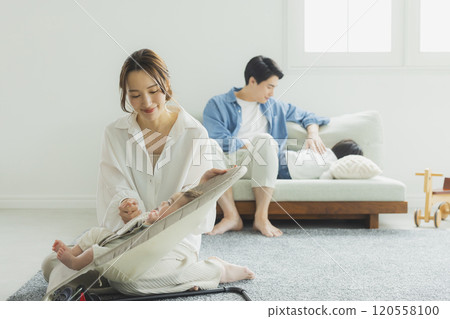 年輕家庭、父母與孩子、孩子、客廳 120558100