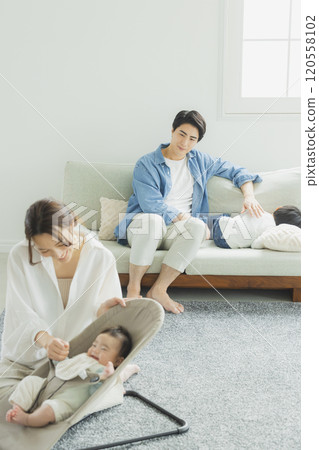 年輕家庭、父母與孩子、孩子、客廳 120558102