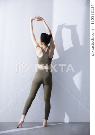 Woman in yoga wear 120558134