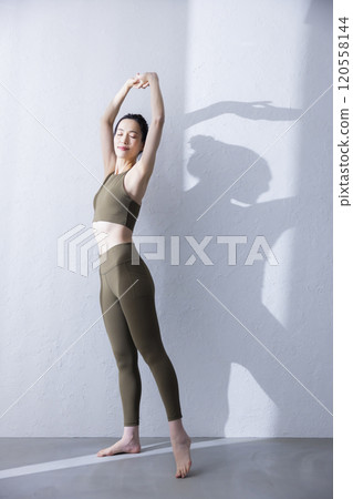 Woman in yoga wear 120558144