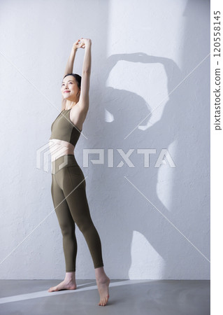 Woman in yoga wear 120558145