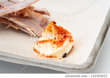 七味辣椒和蛋黃醬的特寫鏡頭放在一邊 120560633