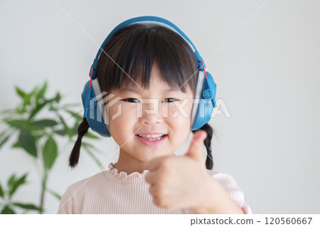 聽覺過敏兒童戴耳罩 120560667