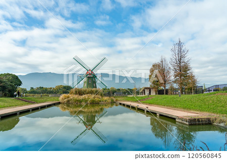 岐阜縣海津市秋季水上世界水鄉公園中心，擁有美麗的秋葉和荷蘭風車 120560845