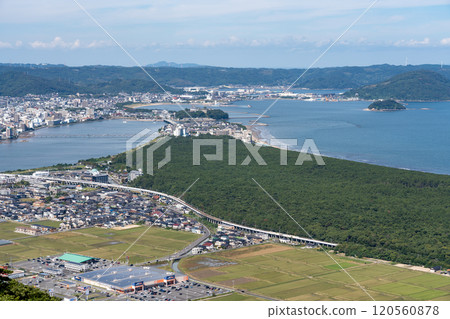從鏡山展望台看到的佐賀縣唐津市、唐津城、唐津灣、彩虹松原 120560878