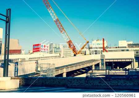 東京重建新宿站西口旋轉和建築起重機 2024.11 d-3 強調暖色和冷色 東京重建新宿站西口旋轉和建築起重機 2024.11 d-3 強調暖色和冷色 120560961