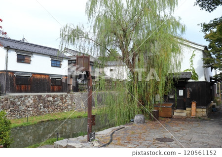 Hachiman-bori moat of Hachimanyama Castle and the streetscape of private houses (Suigou of Omihachiman) 120561152