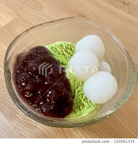 Matcha ice cream topped with red beans and shiratama 120561335