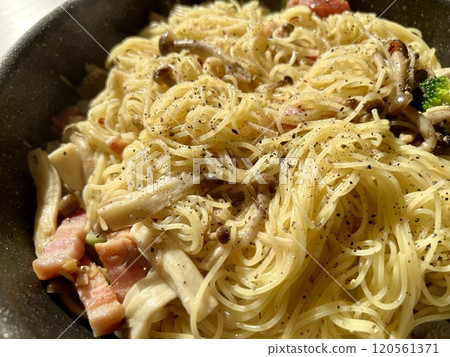 Peperoncino with mushrooms and bacon 120561371