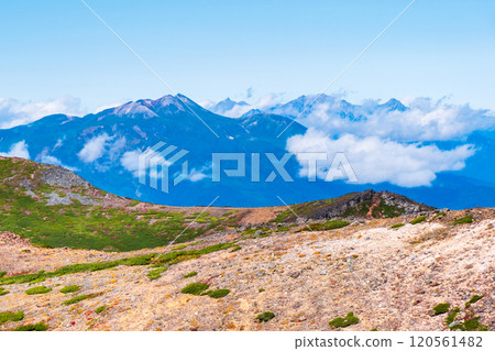秋季攀登禦嶽山（眺望乘馬鞍山和北阿爾卑斯山） 120561482