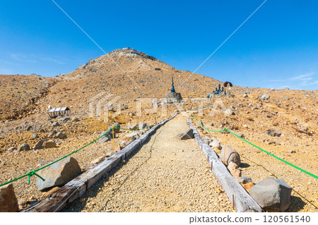 Climbing Mt. Ontake in autumn: Otaki summit to Kengamine (Hatcho Darumi) Climbing Mt. Ontake in autumn: Otaki summit to Kengamine (Hatcho Darumi) 120561540