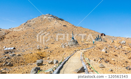 Climbing Mt. Ontake in autumn: Otaki summit to Kengamine (Hatcho Darumi) 120561543